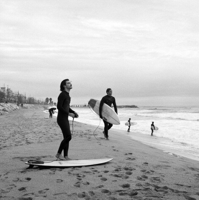 Varios surfistas preparándose en la costa del Maresme